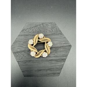 Vintage Signed Crown Trifari Leaf Wreath Rhinestone Round Gold Tone Brooch Pin